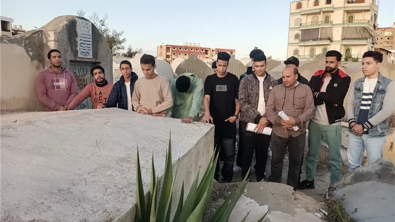 فرقة الجندي المسرحية تحيي ذكرى وفاة الفنان الراحل بزيارة قبره |صور