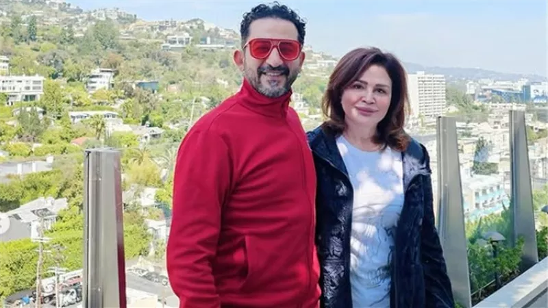 إلهام شاهين تشارك جمهورها بصور مع أحمد حلمي بشوارع لوس انجلوس