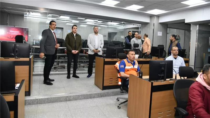 نائب محافظ الفيوم والسكرتيرالعام يتابعان بمركز سيطرة الشبكة على محطات الوقود 