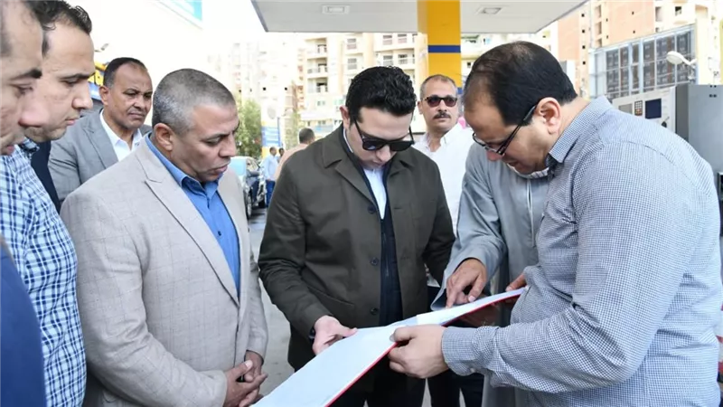 نائب المحافظ يتفقد عدداً من محطات الوقود ومواقف سيارات الأجرة بالفيوم وأبشواي