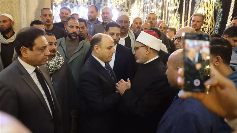محافظ كفر الشيخ يقدم واجب العزاء فى والد رئيس جامعة الأزهر |صور