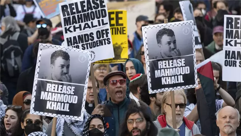 محمود خليل.. تعليق مؤقت لترحيل طالب فلسطيني من أمريكا ناصر غزة 