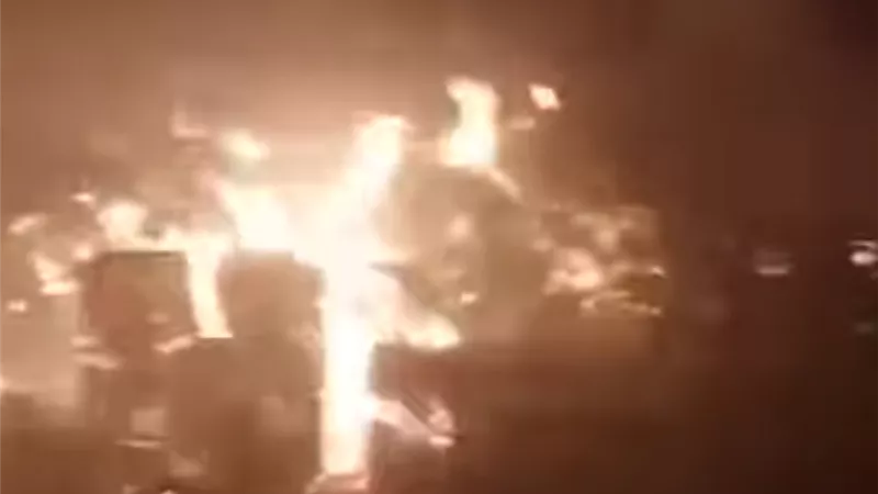 السيطرة على حريق هائل بمستودع أنابيب غاز في الشرقية