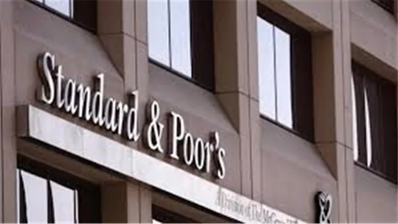 ستاندرد آند بورز تُعدل نظرتها لمصر إلى مستقرة وتُبقي على التصنيف الائتماني 