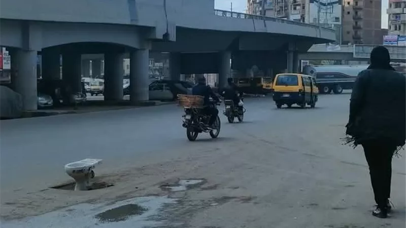 بغطاء الحمام.. فاعل خير ينقذ المواطنين من السقوط في بالوعة مكشوفة بالمحلة