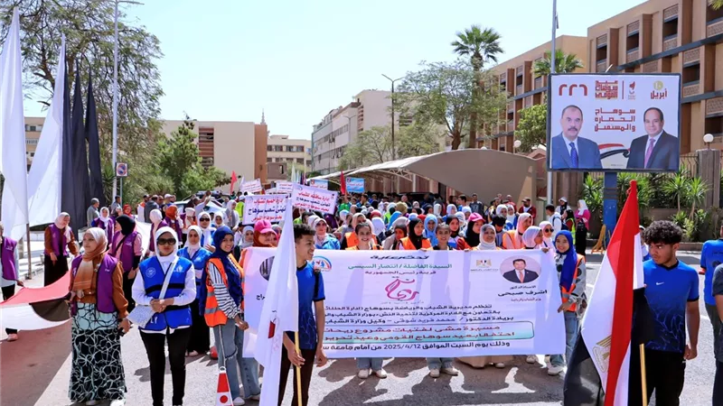 بمشاركة 400 شاب وفتاة.. محافظ سوهاج يطلق إشارة بدء ماراثون المشي 