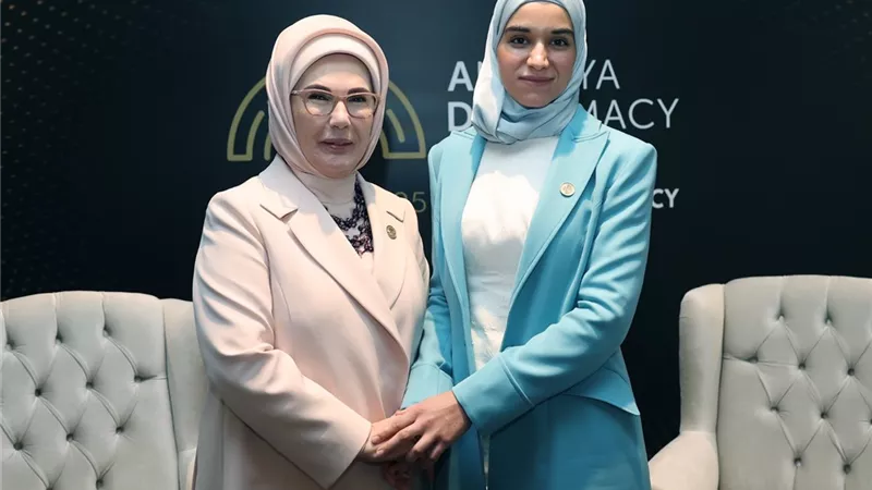 كيف كان لقاء أمينة أردوغان ولطيفة الشرع على هامش منتدى أنطاليا؟
