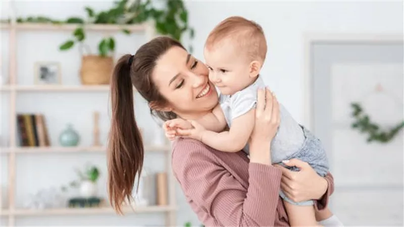أمومة الأمس واليوم.. كيف تأثرت بالزمن والتكنولوجيا؟