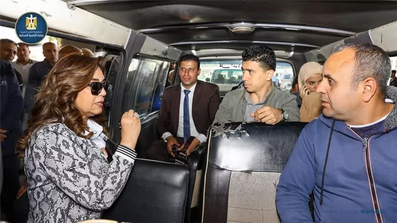 حملة مفاجئة من وزيرة التنمية المحلية على محطات الوقود والمواقف بالقاهرة