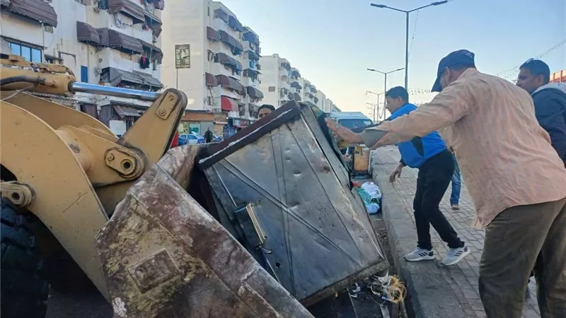 حملة مكبرة لإزالة الإشغالات والتعديات على نهر الطريق بحي الضواحي ببورسعيد