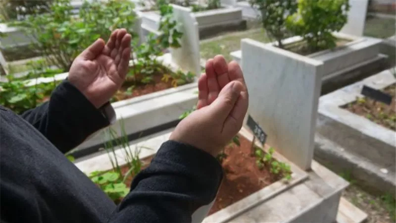الدعاء الجماعي على القبور.. عبادة مشروعة أم سلوك محدث؟ دار الإفتاء توضح