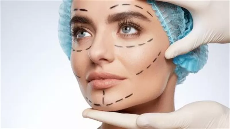 بين الجواز والمنع.. رأي دار الإفتاء في عمليات التجميل