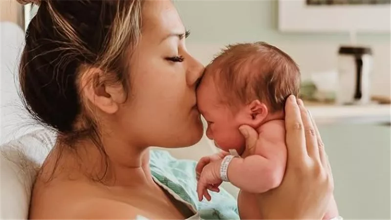 منها الحنان وطولة البال والرضاعة.. كيف تهتمي بطفلك في أيامه الأولى؟