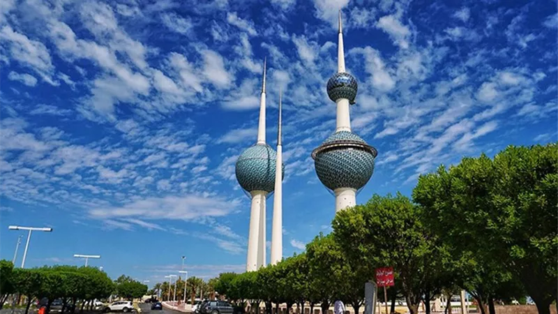طقس الكويت اليوم.. مائل للحرارة مع فرص للأمطار والغبار