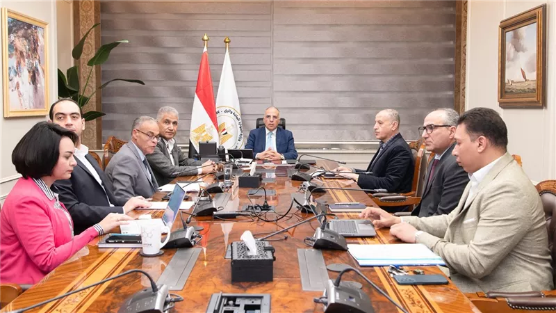 وزير الري يتابع حالة محطات رفع المياه واستعدادات مصلحة الميكانيكا والكهرباء