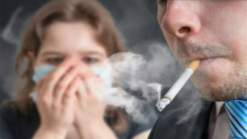 هل يبطل صيامك إذا استنشقت دخان السجائر دون قصد؟.. دار الإفتاء توضح