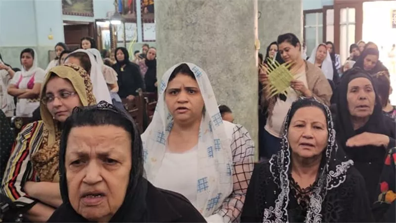 أقباط الوقف يؤدون صلاة قداس أحد الشعانين بكنائس قنا (صور)