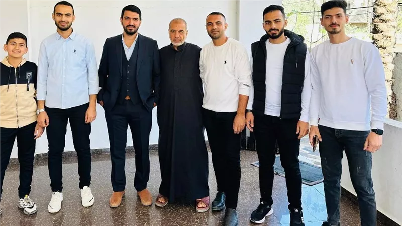 الأب يؤم صلاة الجنازة..استشهاد 6 أشقاء في قصف إسرائيلي على سيارة بدير البلح