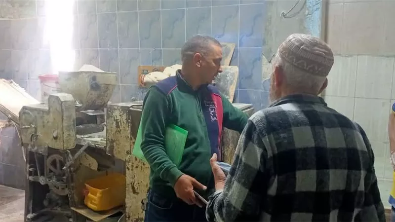 إعدام 750 عبوة غذائية منتهية الصلاحية وتحرير 25 محضرا تموينيا بالسويس