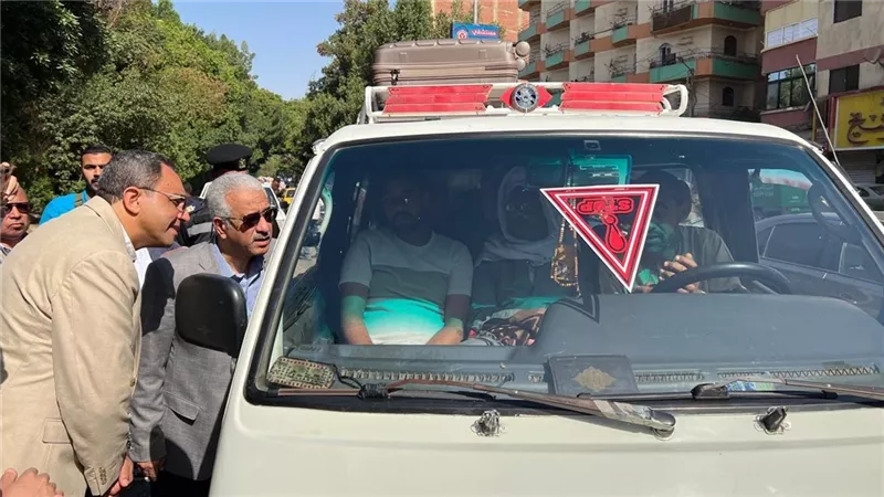 محافظ قنا يفاجئ مواقف سيارات الأجرة ومحطات الوقود لمتابعة الالتزام بالتعريفة