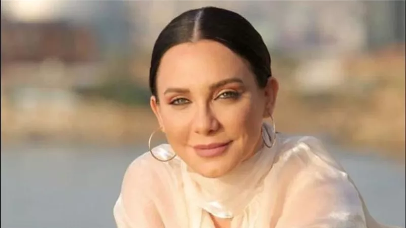 سوريّة حتى النخاع.. سلاف فواخرجي ترد على شائعات تقديم طلب لجوء إلى فرنسا
