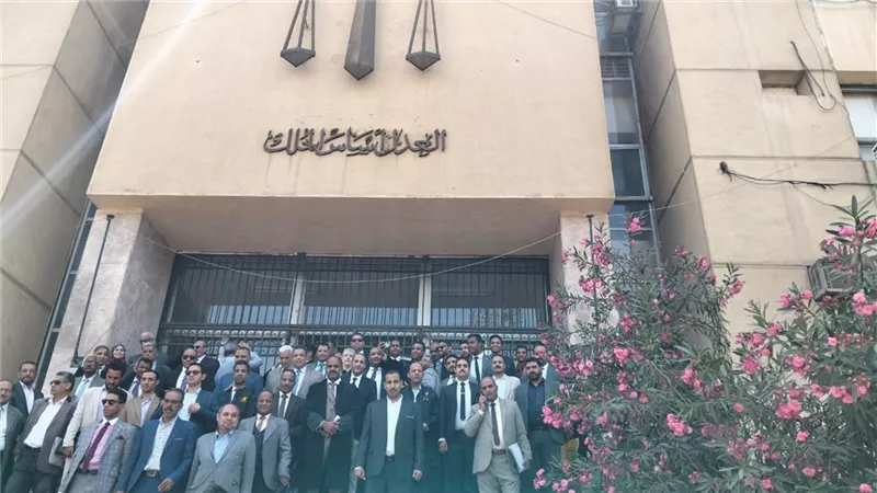 وقفة احتجاجية لمحامي قنا رفضا لقرارات زيادة الرسوم (صور)