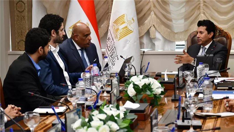 وزير الشباب والرياضة يبحث تفعيل الرقمنة المالية والإدارية بمراكز الشباب