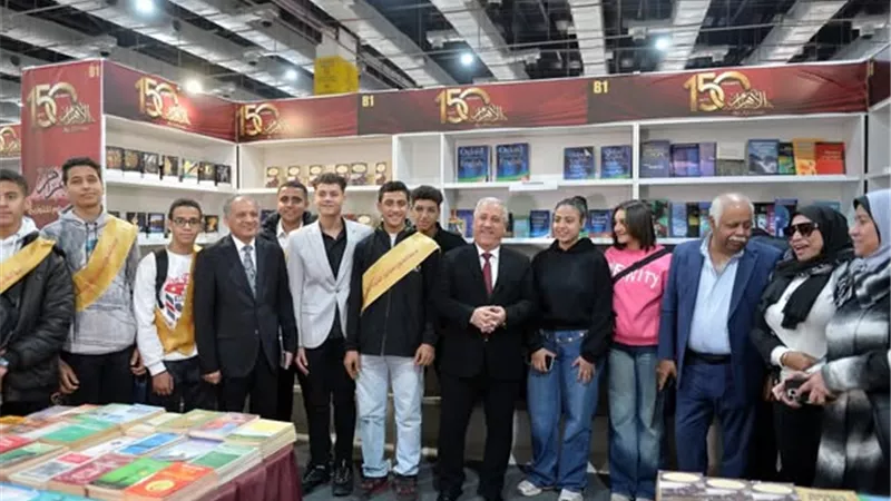 جولة موسعة لرئيس الهيئة الوطنية للصحافة بأجنحة المؤسسات القومية في معرض الكتاب