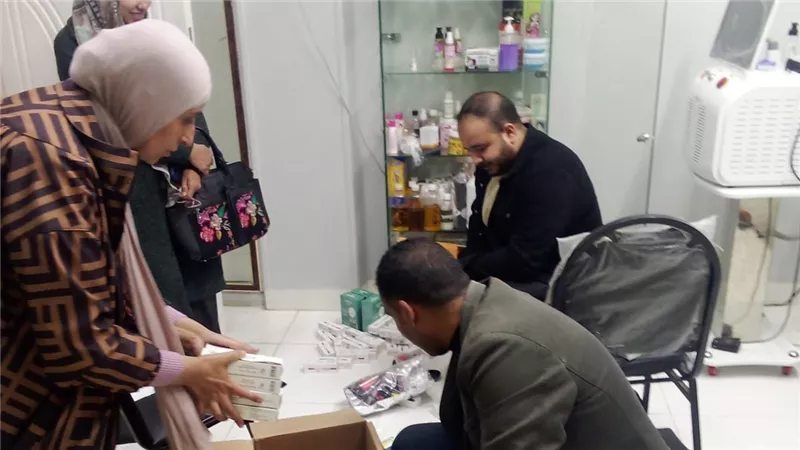 غلق مركز تجميل مخالف ومصادرة مستحضرات مجهولة المصدر بنجع حمادي