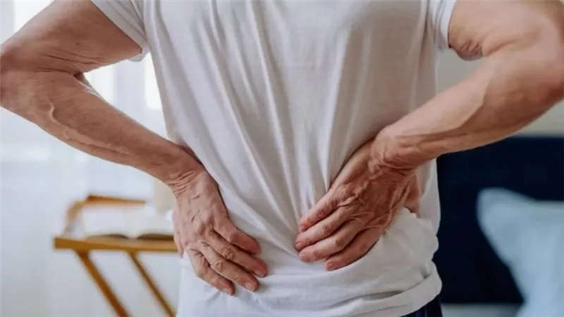 عادات يومية شائعة تزيد آلام الرقبة والظهر دون أن تشعري