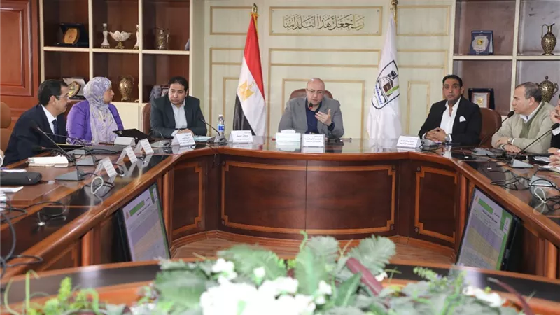 محافظ بني سويف يعقد اجتماعاً مُوسعا لاستكمال تطوير منظومة تعبئة وتنمية الموارد