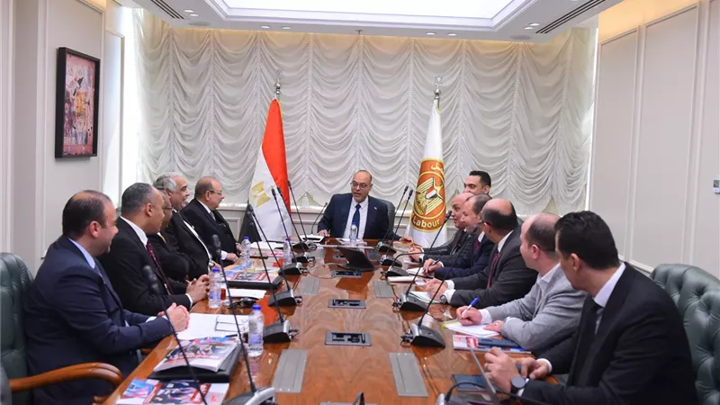 وزير العمل يلتقي ممثلي 