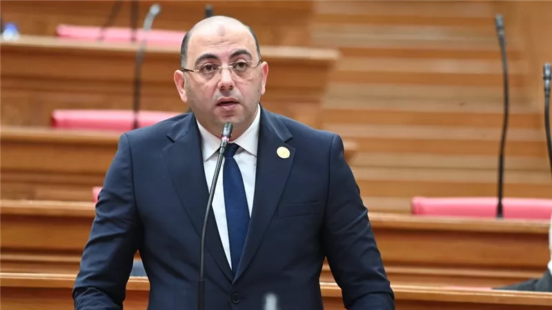 العطيفي لرئيس البرلمان: “ازاي يتحدث نواب الحزب قبلي”..وهشام بدوي يعقب