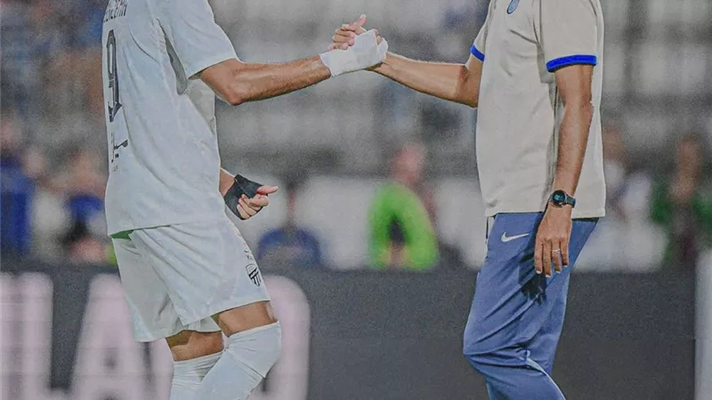 آخرهم بنزيما.. أبرز من لعب لقطبي الكرة السعودية «الهلال والاتحاد» 