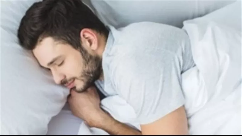 لماذا يوصي الخبراء بالنوم على الجانب الأيسر؟ اكتشفي الفوائد