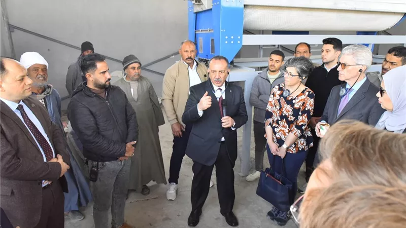 محافظ أسيوط يتفقد وحدة تجهيز وغربلة النباتات الطبية والعطرية في بني إبراهيم