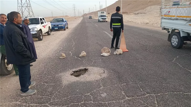 استجابة فورية للأهالي.. إصلاح هبوط أرضي بالطريق الصحراوي الغربي |صور
