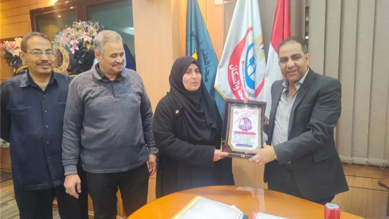 نقابة تمريض أسيوط تمنح وكيل وزارة الصحة درع التقدير لدعمه المتواصل