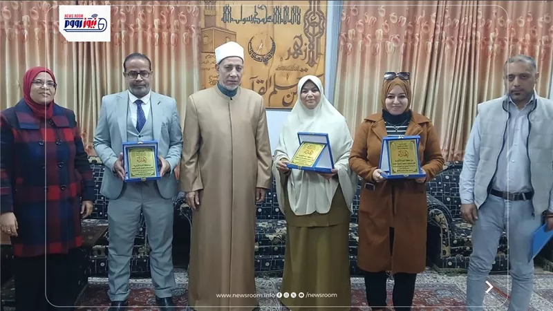 رئيس منطقة المنيا الأزهرية يكرم الإدارات التعليمية المتميزة بمعرض رياض الأطفال