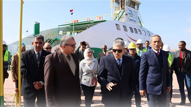 رئيس هيئة قناة السويس يتابع تشغيل أول معدية تعمل بالوقود الحيوي ببورسعيد