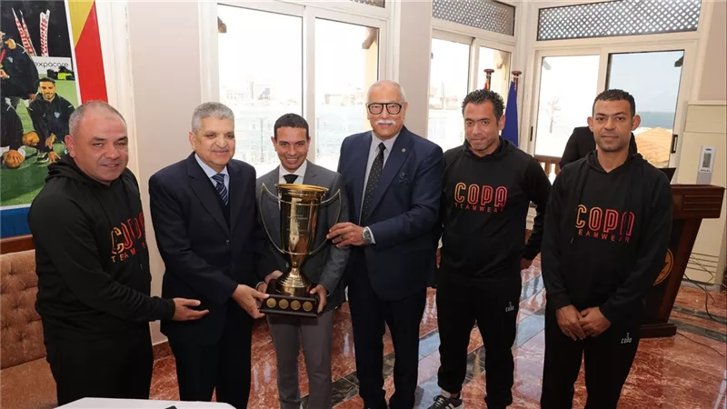 رئيس قناة السويس يكرم فريق الهوكي بنادي بورفؤاد بعد تتويجه بطل إفريقيا للأندية