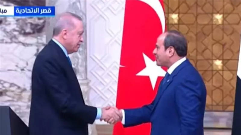 أردوغان يهدي السيسي سيارة كهربائية والرئيس يتفقدها بحديقة قصر الاتحادية
