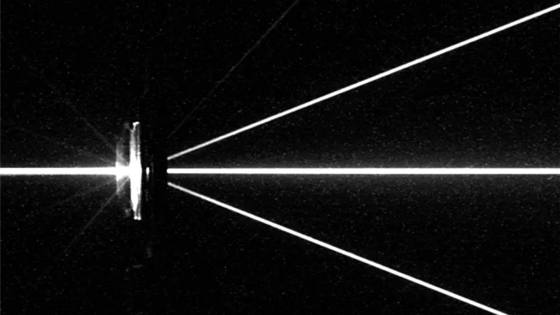 علماء يبتكرون أول ليزر في العالم يصدر ضوء أبيض من مصدر واحد