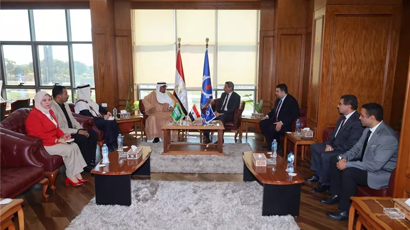 محافظ السويس يستقبل القنصل السعودي ويتفقدان مكتب تصديق الخارجية