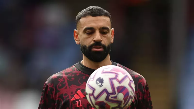 اهتمام سعودي جديد بالتعاقد مع محمد صلاح بعد رحيل بنزيما