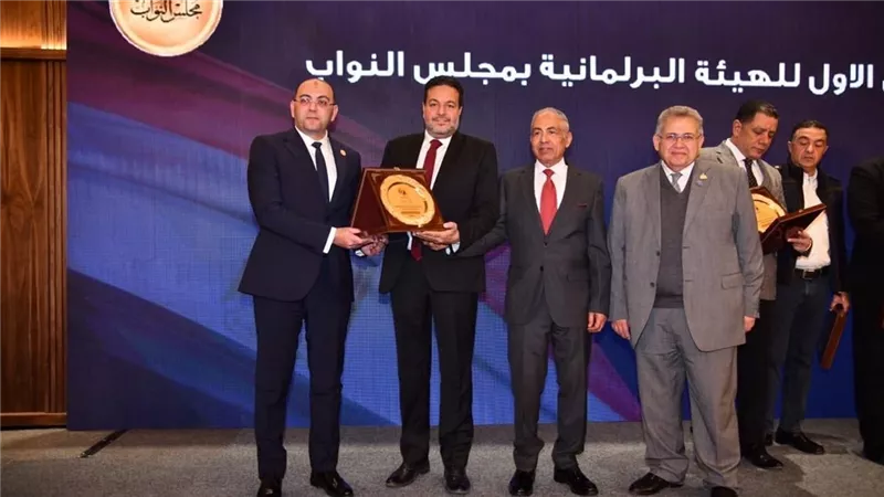 لفتة تقديرية.. حماة الوطن يكرم من لم يحالفهم حظ النجاح بانتخابات الفردي
