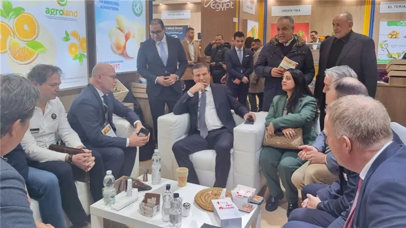 وزير الزراعة يبحث في 