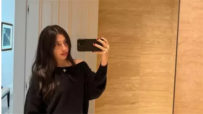  ابنة آدم ساندلر تتعرض للإهانة في شانيل بسبب حقيبة بقيمة 28,600 دولار