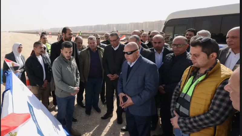 وزيرالنقل يتفقد مواقع العمل بمشروع إنشاء وتنفيذ خط سكة حديد (الروبيكي_بلبيس)