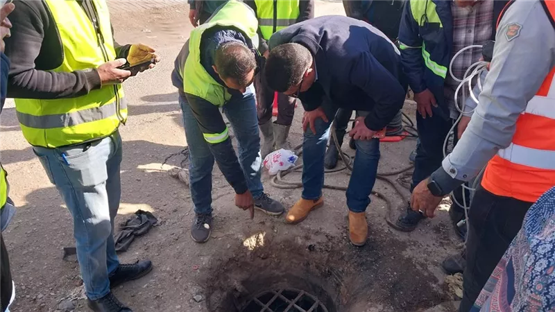 رئيس شركة مياه القليوبية يتفقد الهبوط الأرضي المفاجئ بشارع سرياقوس بالخانكة